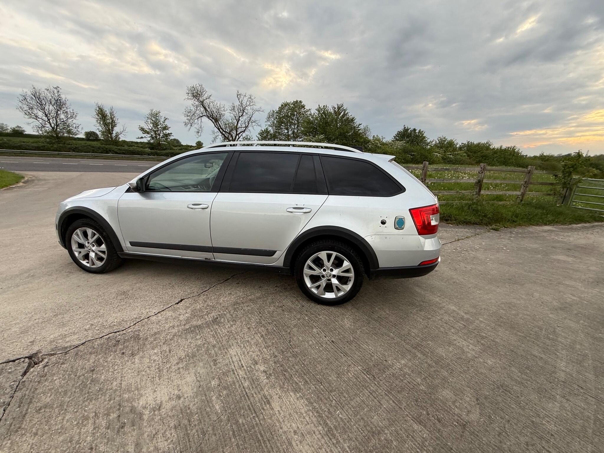 Skoda Octavia 2.0 TDI Scout 4WD Euro 6 (s/s) 5dr — photo 28 of 50